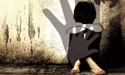 11 വയസുകാരിയെ പീഡിപ്പിച്ച സ്കൂൾ ബസ് ക്ലീനർ അറസ്റ്റിൽ; പീഡനം തീയേറ്ററിൽ വെച്ച് 11 വയസുകാരിയെ പീഡിപ്പിച്ച സ്കൂൾ ബസ് ക്ലീനർ അറസ്റ്റിൽ; പീഡനം തീയേറ്ററിൽ വെച്ച്