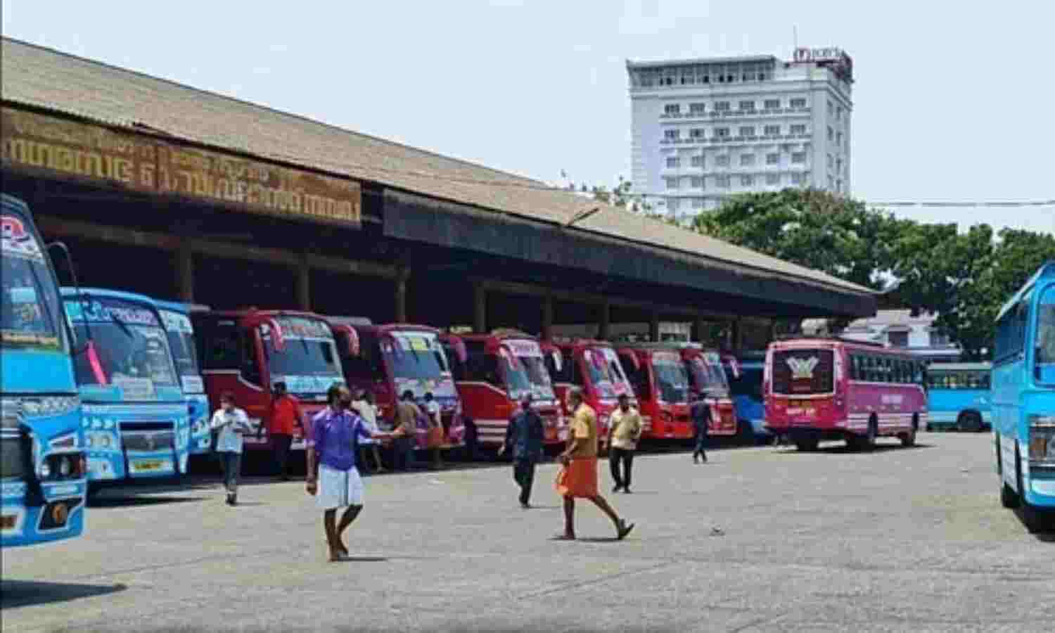 തൃശൂര് ബസ് സ്റ്റാന്റില് ബ്ലേഡ് ആക്രമണം; മൂന്ന് പേര്ക്ക് പരിക്ക് തൃശൂര് ബസ് സ്റ്റാന്റില് ബ്ലേഡ് ആക്രമണം; മൂന്ന് പേര്ക്ക് പരിക്ക്