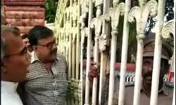 വൈദികരെ ഗേറ്റ് പൂട്ടി തടഞ്ഞു, എറണാകുളം ബിഷപ് ഹൗസിന് മുന്നിൽ പോലിസും വൈദികരും തമ്മിൽ തർക്കം വൈദികരെ ഗേറ്റ് പൂട്ടി തടഞ്ഞു, എറണാകുളം ബിഷപ് ഹൗസിന് മുന്നിൽ പോലിസും വൈദികരും തമ്മിൽ തർക്കം