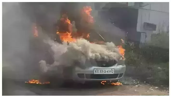 വളപട്ടണത്ത് ഷോറൂമിൽ വിൽപ്പനക്ക് വെച്ച കാർ കത്തി നശിച്ചു വളപട്ടണത്ത് ഷോറൂമിൽ വിൽപ്പനക്ക് വെച്ച കാർ കത്തി നശിച്ചു