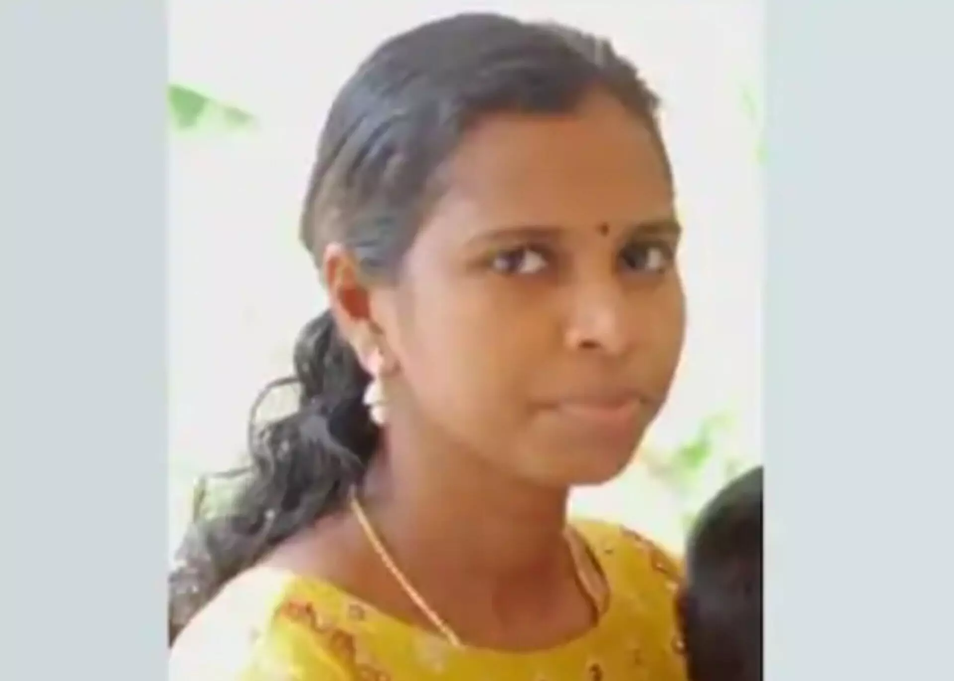 നടൻ ഉല്ലാസ് പന്തളത്തിന്റെ ഭാര്യയെ തൂങ്ങിമരിച്ച നിലയിൽ കണ്ടെത്തി നടൻ ഉല്ലാസ് പന്തളത്തിന്റെ ഭാര്യയെ തൂങ്ങിമരിച്ച നിലയിൽ കണ്ടെത്തി