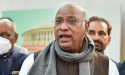 രാജ്യത്തിന് വേണ്ടി ബി ജെ പി ക്കാരുടെ വീട്ടില് നിന്ന് ഒരു നായയെങ്കിലും മരിച്ചിട്ടുണ്ടോയെന്ന് ഖര്ഗെ; മാപ്പ് പറയണമെന്ന് ഭരണപക്ഷം രാജ്യത്തിന് വേണ്ടി ബി ജെ പി ക്കാരുടെ വീട്ടില് നിന്ന് ഒരു നായയെങ്കിലും മരിച്ചിട്ടുണ്ടോയെന്ന് ഖര്ഗെ; മാപ്പ് പറയണമെന്ന് ഭരണപക്ഷം