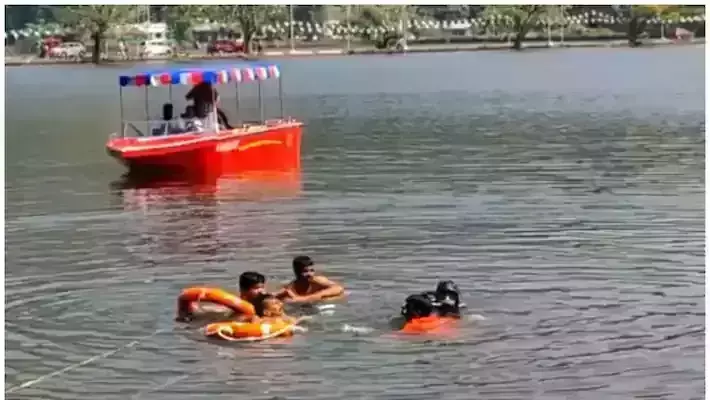 മലയാറ്റൂരിൽ ഓടിക്കൊണ്ടിരുന്ന കാർ ചിറയിലേക്ക് മറിഞ്ഞു; രണ്ടു പേർ മരിച്ചു മലയാറ്റൂരിൽ ഓടിക്കൊണ്ടിരുന്ന കാർ ചിറയിലേക്ക് മറിഞ്ഞു; രണ്ടു പേർ മരിച്ചു