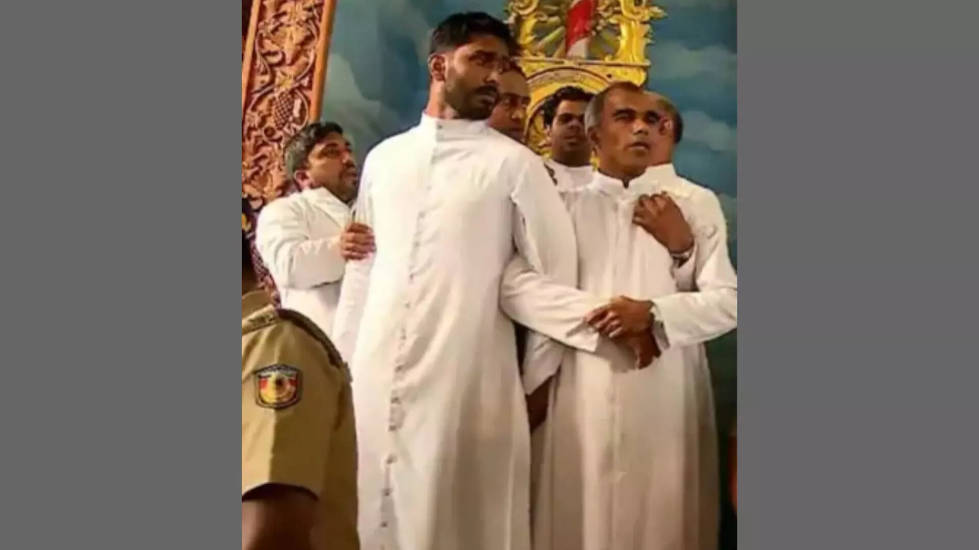 കുർബാന തർക്കം: ബസിലിക്ക പള്ളിയിൽ പാതിരാ കുർബാന ഇല്ല; തീരുമാനം സംഘർഷത്തിന്റെ പശ്ചാത്തലത്തില് കുർബാന തർക്കം: ബസിലിക്ക പള്ളിയിൽ പാതിരാ കുർബാന ഇല്ല; തീരുമാനം സംഘർഷത്തിന്റെ പശ്ചാത്തലത്തില്