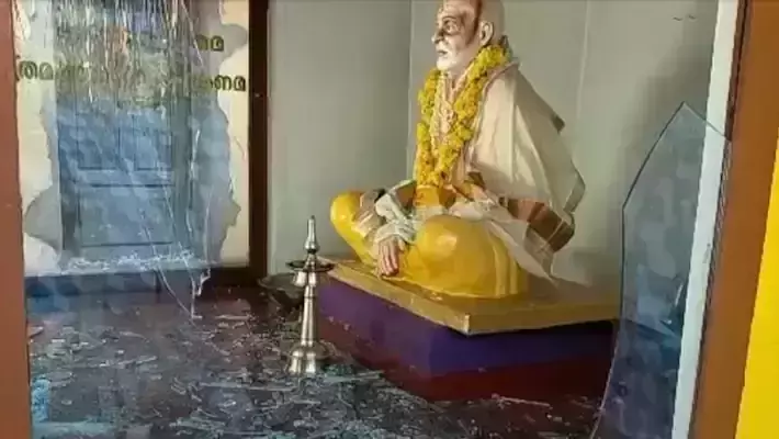 ആലപ്പുഴയിൽ ശ്രീനാരായണ ഗുരുമന്ദിരം അടിച്ചു തകർത്തു: നാല് പേര് പോലിസ് കസ്റ്റഡിയിൽ ആലപ്പുഴയിൽ ശ്രീനാരായണ ഗുരുമന്ദിരം അടിച്ചു തകർത്തു: നാല് പേര് പോലിസ് കസ്റ്റഡിയിൽ