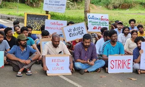 കെ ആര് നാരായണന് ഇന്സ്റ്റിറ്റിയൂട്ടിലെ പ്രതിഷേധം; സര്ക്കാര് ഉന്നതതല കമ്മീഷനെ നിയോഗിച്ചു കെ ആര് നാരായണന് ഇന്സ്റ്റിറ്റിയൂട്ടിലെ പ്രതിഷേധം; സര്ക്കാര് ഉന്നതതല കമ്മീഷനെ നിയോഗിച്ചു