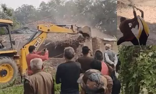 വിവാഹാഭ്യര്ഥന നിരസിച്ചതിന് 19കാരിക്ക് ക്രൂരമര്ദ്ദനം; മധ്യപ്രദേശില് യുവാവിന്റെ വീട് ബുള്ഡോസര് കൊണ്ട് ഇടിച്ചുനിരത്തി (വീഡിയോ) വിവാഹാഭ്യര്ഥന നിരസിച്ചതിന് 19കാരിക്ക് ക്രൂരമര്ദ്ദനം; മധ്യപ്രദേശില് യുവാവിന്റെ വീട് ബുള്ഡോസര് കൊണ്ട് ഇടിച്ചുനിരത്തി (വീഡിയോ)