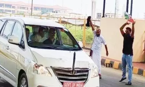 ലക്ഷദ്വീപിലെ ജനദ്രോഹ നയങ്ങള്; പ്രഫുല് പട്ടേലിനെതിരേ എറണാകുളത്ത് പ്രതിഷേധം ലക്ഷദ്വീപിലെ ജനദ്രോഹ നയങ്ങള്; പ്രഫുല് പട്ടേലിനെതിരേ എറണാകുളത്ത് പ്രതിഷേധം