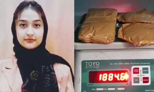 ഒരുകോടിയുടെ സ്വര്ണവുമായി 19 വയസ്സുകാരി കരിപ്പൂരില് പിടിയില് ഒരുകോടിയുടെ സ്വര്ണവുമായി 19 വയസ്സുകാരി കരിപ്പൂരില് പിടിയില്