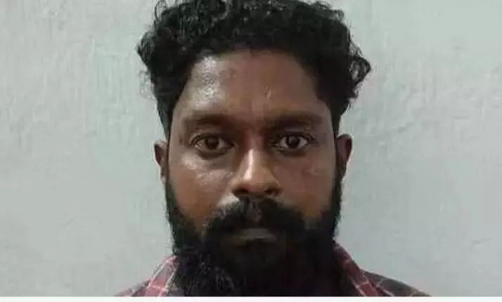 പോലിസിനെ ഇടിച്ചിട്ട് 20 കിലോ കഞ്ചാവുമായി കടന്നു; പ്രതിയെ ഓടിച്ചിട്ട് പിടിച്ചു പോലിസിനെ ഇടിച്ചിട്ട് 20 കിലോ കഞ്ചാവുമായി കടന്നു; പ്രതിയെ ഓടിച്ചിട്ട് പിടിച്ചു