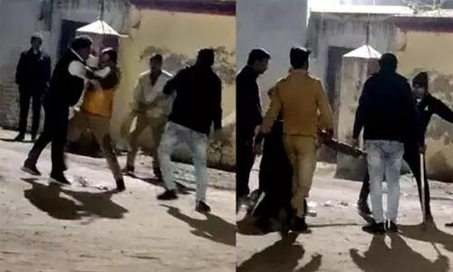 ഭക്ഷണത്തെച്ചൊല്ലി തര്ക്കം; യുപിയില് ജയില് വാര്ഡന്മാര് ഏറ്റുമുട്ടി (വീഡിയോ) ഭക്ഷണത്തെച്ചൊല്ലി തര്ക്കം; യുപിയില് ജയില് വാര്ഡന്മാര് ഏറ്റുമുട്ടി (വീഡിയോ)