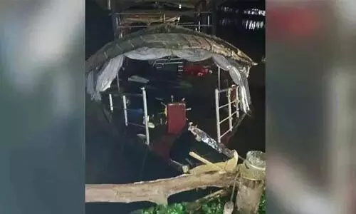 ആലപ്പുഴയില് ഹൗസ് ബോട്ട് മുങ്ങി; ആന്ധ്രാ സ്വദേശി മരിച്ചു ആലപ്പുഴയില് ഹൗസ് ബോട്ട് മുങ്ങി; ആന്ധ്രാ സ്വദേശി മരിച്ചു