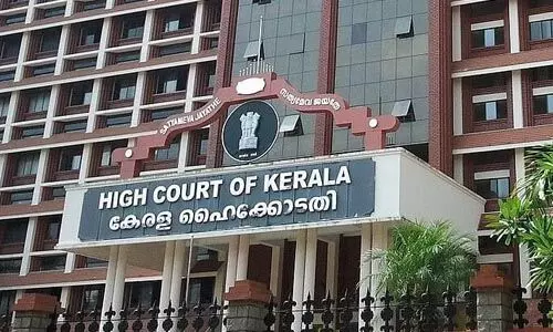 സര്ക്കാര് വാദം തള്ളി; ചെറായിയിലെ വഖ്ഫ് ഭൂമിയില് നിന്ന് നികുതി സ്വീകരിക്കരുതെന്ന് ഹൈക്കോടതി സര്ക്കാര് വാദം തള്ളി; ചെറായിയിലെ വഖ്ഫ് ഭൂമിയില് നിന്ന് നികുതി സ്വീകരിക്കരുതെന്ന് ഹൈക്കോടതി