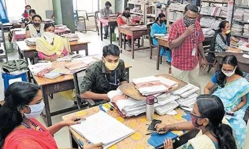സര്ക്കാര് ജീവനക്കാരുടെ ലീവ് സറണ്ടര് പുനസ്ഥാപിച്ചു സര്ക്കാര് ജീവനക്കാരുടെ ലീവ് സറണ്ടര് പുനസ്ഥാപിച്ചു