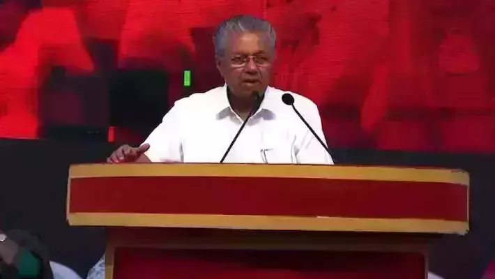 നവകേരള സദസ്സ്: അഭിവാദ്യമര്പ്പിക്കാന് വീണ്ടും കുട്ടികളെ റോഡരികില്നിരത്തി നവകേരള സദസ്സ്: അഭിവാദ്യമര്പ്പിക്കാന് വീണ്ടും കുട്ടികളെ റോഡരികില്നിരത്തി