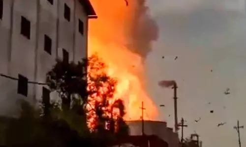മഹാരാഷ്ട്രയിൽ ഫാക്ടറിയിൽ വൻ തീപിടിത്തം; തൊഴിലാളികൾ കുടുങ്ങിക്കിടക്കുന്നതായി സൂചന