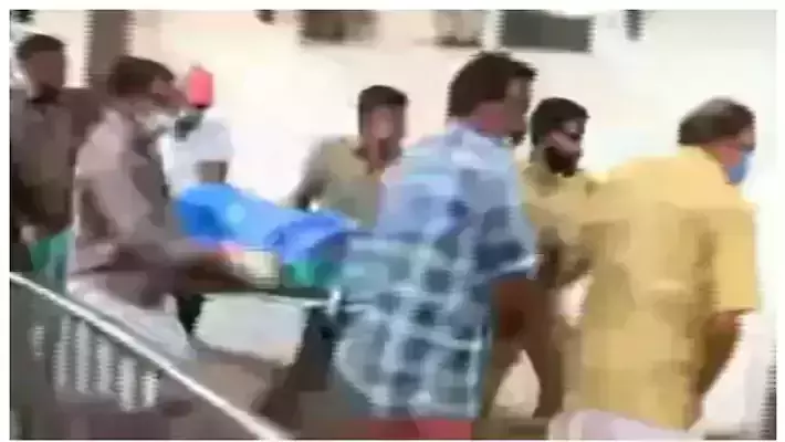 ശബരിമല മാളികപ്പുറത്തിനടുത്ത് കതിന നിറയ്ക്കവേ പൊട്ടി മൂന്ന് പേര്ക്ക് പരിക്ക്; ഒരാളുടെ നില ഗുരുതരം ശബരിമല മാളികപ്പുറത്തിനടുത്ത് കതിന നിറയ്ക്കവേ പൊട്ടി മൂന്ന് പേര്ക്ക് പരിക്ക്; ഒരാളുടെ നില ഗുരുതരം