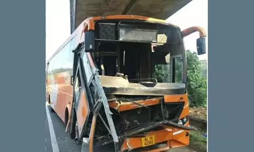 റെയില്വേ ഓവര് ബ്രിഡ്ജിലേക്ക് സ്വിഫ്റ്റ് ബസ് ഇടിച്ചുകയറി റെയില്വേ ഓവര് ബ്രിഡ്ജിലേക്ക് സ്വിഫ്റ്റ് ബസ് ഇടിച്ചുകയറി
