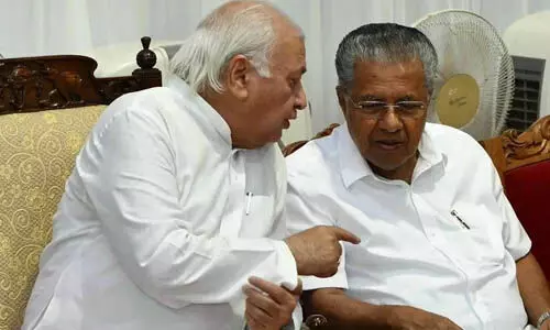 ഗവര്ണര്- സര്ക്കാര് പോര് ഒത്തുതീര്പ്പിലേക്ക്; നയപ്രഖ്യാപനത്തിന് ക്ഷണിക്കും ഗവര്ണര്- സര്ക്കാര് പോര് ഒത്തുതീര്പ്പിലേക്ക്; നയപ്രഖ്യാപനത്തിന് ക്ഷണിക്കും