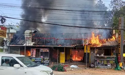 ആലുവയില്‍ ഹോട്ടല്‍ കത്തി നശിച്ചു