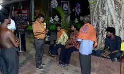 റിയാലിറ്റി ഷോയിലെ താരമായ യുവതിയുടെ ഫോട്ടോ എടുത്തതുമായി ബന്ധപ്പെട്ട തർക്കം; ശബരിമല തീർത്ഥാടകർക്കെതിരേ യുവാവിന്റെ ആക്രമണം റിയാലിറ്റി ഷോയിലെ താരമായ യുവതിയുടെ ഫോട്ടോ എടുത്തതുമായി ബന്ധപ്പെട്ട തർക്കം; ശബരിമല തീർത്ഥാടകർക്കെതിരേ യുവാവിന്റെ ആക്രമണം