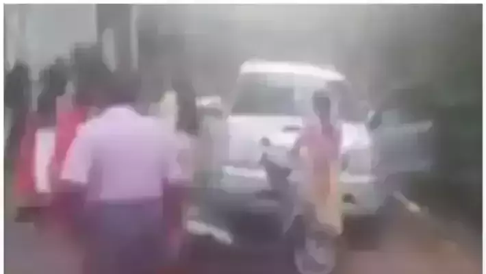 മുരിയാട് ധ്യാനകേന്ദ്രത്തിന് മുന്നിൽ കൂട്ടത്തല്ല്; സംഘർഷം വിശ്വാസികളും സഭ ബന്ധം ഉപേക്ഷിച്ചവരും തമ്മിൽ മുരിയാട് ധ്യാനകേന്ദ്രത്തിന് മുന്നിൽ കൂട്ടത്തല്ല്; സംഘർഷം വിശ്വാസികളും സഭ ബന്ധം ഉപേക്ഷിച്ചവരും തമ്മിൽ