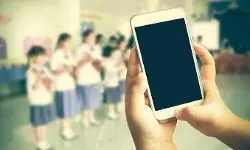 രക്ഷിതാക്കളുടെ അറിവോടെ കുട്ടികൾക്ക് സ്കൂളിൽ മൊബൈൽ ഫോൺ കൊണ്ടുപോകാം: ഉത്തരവുമായി ബാലാവകാശ കമ്മീഷൻ രക്ഷിതാക്കളുടെ അറിവോടെ കുട്ടികൾക്ക് സ്കൂളിൽ മൊബൈൽ ഫോൺ കൊണ്ടുപോകാം: ഉത്തരവുമായി ബാലാവകാശ കമ്മീഷൻ