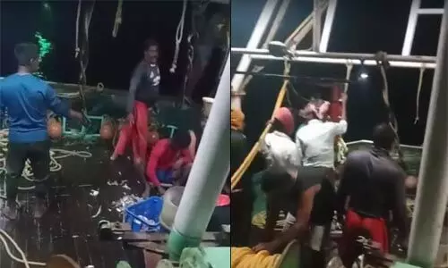 താനൂരില് മല്സ്യബന്ധന വള്ളം തകര്ന്ന് ലക്ഷങ്ങളുടെ നഷ്ടം താനൂരില് മല്സ്യബന്ധന വള്ളം തകര്ന്ന് ലക്ഷങ്ങളുടെ നഷ്ടം