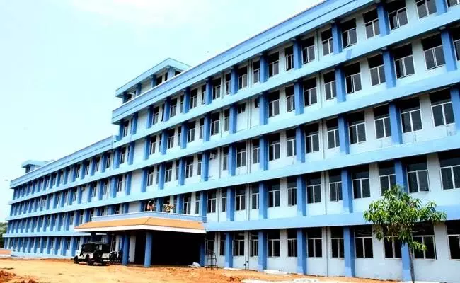 തൃശൂർ മെഡിക്കൽ കോളജ് ആശുപത്രിയിൽ അത്യാധുനിക സി ടി സ്കാനറിനായി 4.91 കോടി രൂപയുടെ ഭരണാനുമതി തൃശൂർ മെഡിക്കൽ കോളജ് ആശുപത്രിയിൽ അത്യാധുനിക സി ടി സ്കാനറിനായി 4.91 കോടി രൂപയുടെ ഭരണാനുമതി