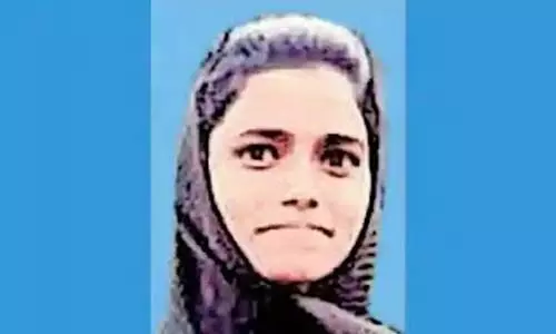 വിവാഹത്തലേന്ന് ഫോട്ടോ എടുക്കുന്നതിനിടെ വധു കുഴഞ്ഞുവീണ് മരിച്ചു വിവാഹത്തലേന്ന് ഫോട്ടോ എടുക്കുന്നതിനിടെ വധു കുഴഞ്ഞുവീണ് മരിച്ചു