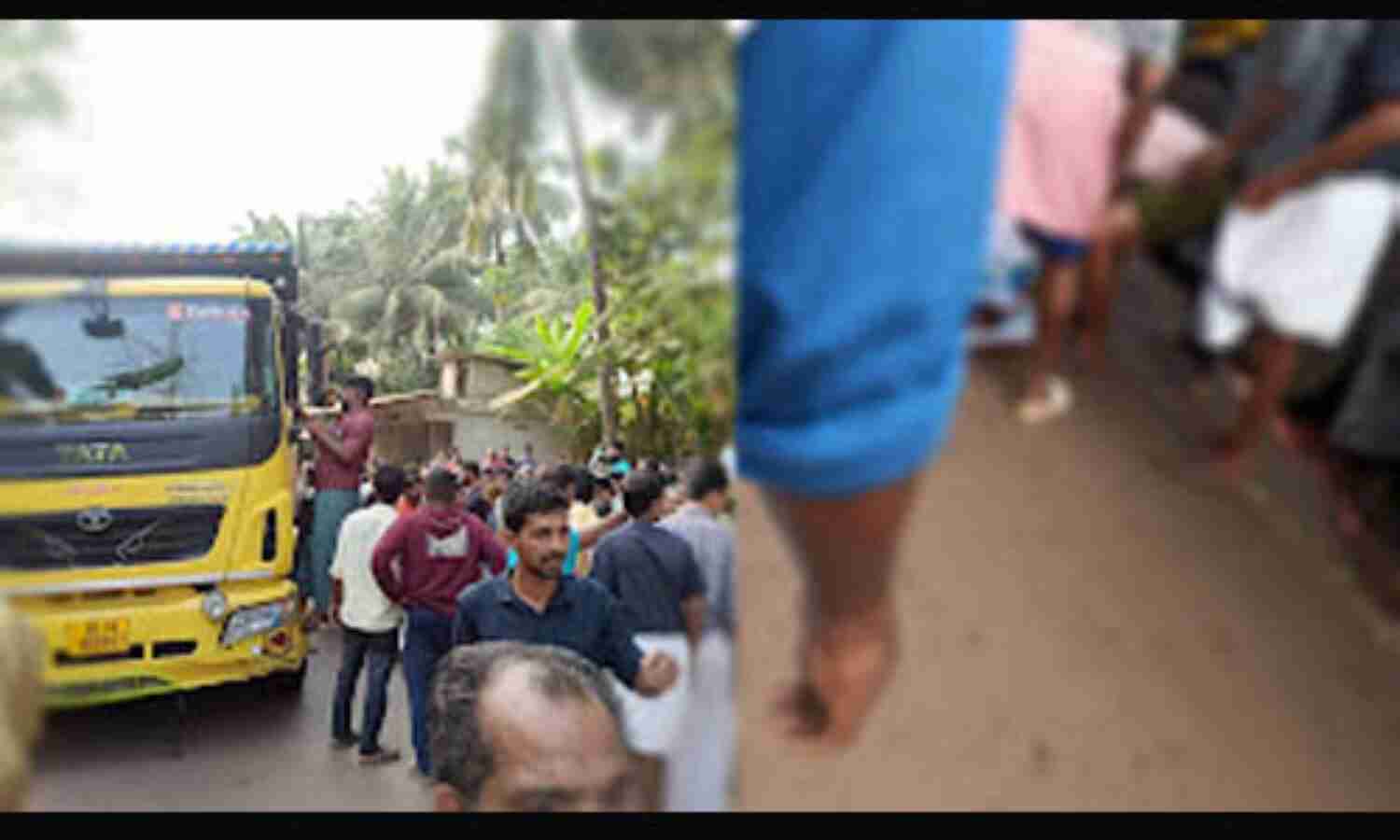 കുട്ടികള് കളിക്കുന്നതിനിടെ റോഡിലേക്ക് ബോള് ഉരുണ്ടുവന്ന് ബൈക്കില് തട്ടി; മറിഞ്ഞുവീണ സ്ത്രീയുടെ ശരീരത്തിലൂടെ ലോറി കയറിയിറങ്ങി ദാരുണാന്ത്യം കുട്ടികള് കളിക്കുന്നതിനിടെ റോഡിലേക്ക് ബോള് ഉരുണ്ടുവന്ന് ബൈക്കില് തട്ടി; മറിഞ്ഞുവീണ സ്ത്രീയുടെ ശരീരത്തിലൂടെ ലോറി കയറിയിറങ്ങി ദാരുണാന്ത്യം