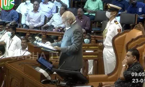 സര്ക്കാര്- ഗവര്ണര് ഭായ് ഭായ്; നയപ്രഖ്യാപന പ്രസംഗത്തിനിടെ പ്രതിഷേധവുമായി പ്രതിപക്ഷം സര്ക്കാര്- ഗവര്ണര് ഭായ് ഭായ്; നയപ്രഖ്യാപന പ്രസംഗത്തിനിടെ പ്രതിഷേധവുമായി പ്രതിപക്ഷം