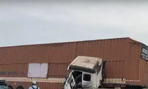 തിരുവനന്തപുരത്ത് കണ്ടെയ്നര് ലോറി അപകടത്തില്പ്പെട്ടു തിരുവനന്തപുരത്ത് കണ്ടെയ്നര് ലോറി അപകടത്തില്പ്പെട്ടു