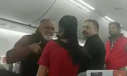 വനിത ക്യാബിന് ക്രൂവിനോട് അപമര്യാദയായി പെരുമാറി; യാത്രക്കാരെ വിമാനത്തില് നിന്ന് ഇറക്കിവിട്ടു (വീഡിയോ) വനിത ക്യാബിന് ക്രൂവിനോട് അപമര്യാദയായി പെരുമാറി; യാത്രക്കാരെ വിമാനത്തില് നിന്ന് ഇറക്കിവിട്ടു (വീഡിയോ)