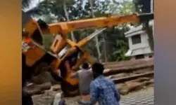 കൊല്ലം ചവറയില് മരം മുറിച്ചുമാറ്റുന്നതിനിടയില് ക്രെയിന് മറിഞ്ഞു കൊല്ലം ചവറയില് മരം മുറിച്ചുമാറ്റുന്നതിനിടയില് ക്രെയിന് മറിഞ്ഞു