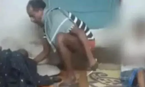 കട്ടിലില് ചവിട്ടിക്കയറി, അനങ്ങിപ്പോവരുതെന്ന് ഭീഷണി; കോട്ടയത്ത് വൃദ്ധയായ മാതാവിനെ ക്രൂരമായി മര്ദ്ദിച്ച മകന് അറസ്റ്റില് കട്ടിലില് ചവിട്ടിക്കയറി, അനങ്ങിപ്പോവരുതെന്ന് ഭീഷണി; കോട്ടയത്ത് വൃദ്ധയായ മാതാവിനെ ക്രൂരമായി മര്ദ്ദിച്ച മകന് അറസ്റ്റില്