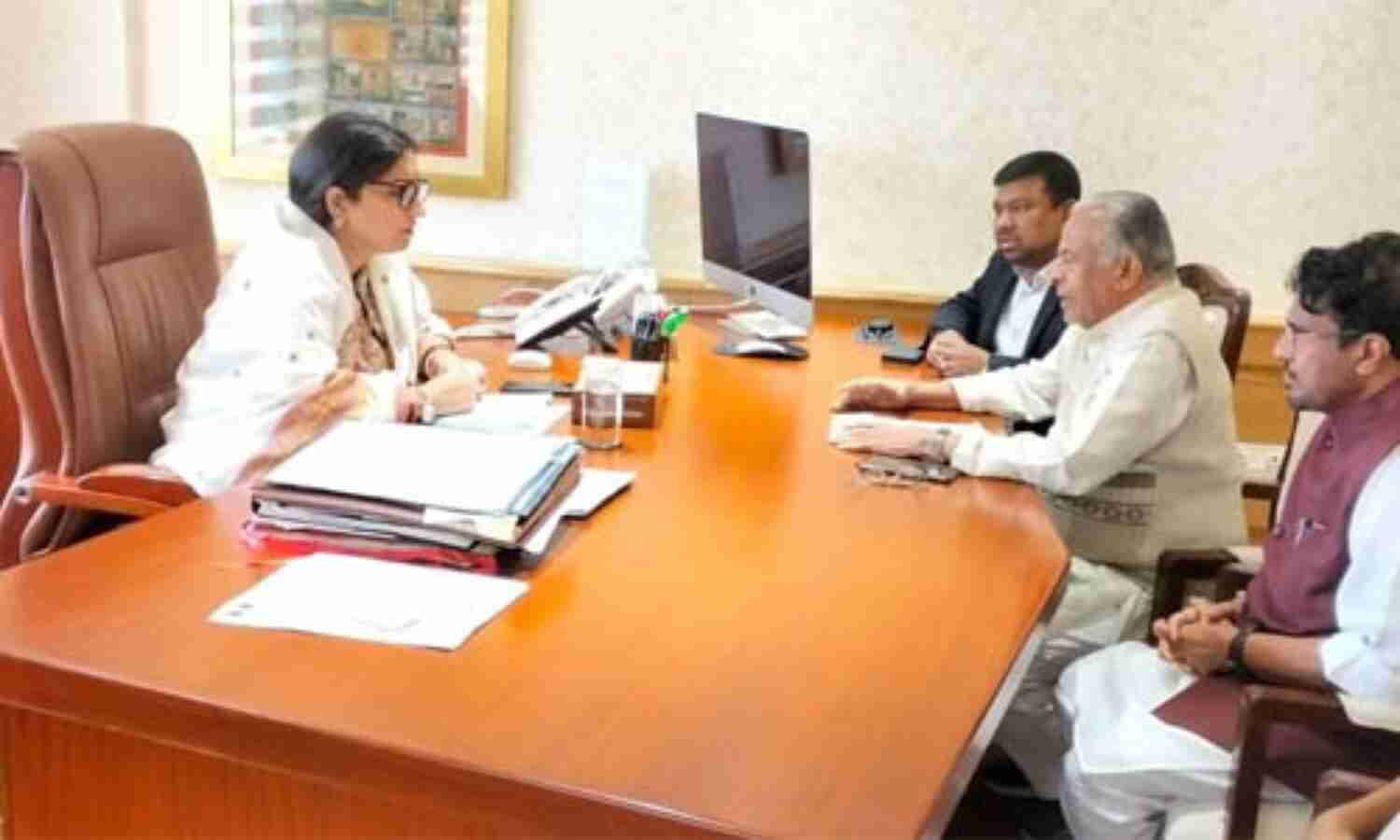 ഹജ്ജ് അപേക്ഷ നടപടി വൈകുന്നതിലെ അശങ്ക; മുസ്ലിം ലീഗ് നേതാക്കള് കേന്ദ്രമന്ത്രിയെ കണ്ടു ഹജ്ജ് അപേക്ഷ നടപടി വൈകുന്നതിലെ അശങ്ക; മുസ്ലിം ലീഗ് നേതാക്കള് കേന്ദ്രമന്ത്രിയെ കണ്ടു