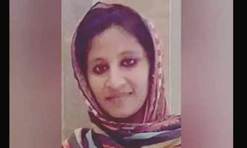 തേങ്ങ തലയില് വീണ് യുവതി മരിച്ചു തേങ്ങ തലയില് വീണ് യുവതി മരിച്ചു