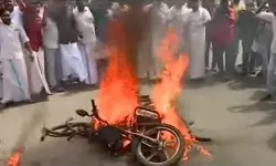 ഇന്ധന വിലവര്‍ധന: യൂത്ത് കോണ്‍ഗ്രസിന്റെ നിയമസഭാ മാര്‍ച്ചില്‍ സംഘര്‍ഷം; ബൈക്ക് കത്തിച്ച് പ്രതിഷേധം