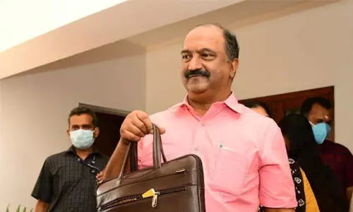 ഇന്ധന സെസ്സിനെതിരായ പ്രതിപക്ഷ പ്രതിഷേധം സഭയ്ക്ക് പുറത്തേക്ക്; ധനമന്ത്രിയുടെ സുരക്ഷ കൂട്ടി ഇന്ധന സെസ്സിനെതിരായ പ്രതിപക്ഷ പ്രതിഷേധം സഭയ്ക്ക് പുറത്തേക്ക്; ധനമന്ത്രിയുടെ സുരക്ഷ കൂട്ടി