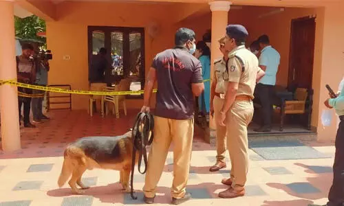 കേന്ദ്രമന്ത്രി വി മുരളീധരന്റെ ഉള്ളൂരിലെ വീടിന് നേരേ ആക്രമണം; ജനല്ചില്ലുകള് തകര്ത്തു കേന്ദ്രമന്ത്രി വി മുരളീധരന്റെ ഉള്ളൂരിലെ വീടിന് നേരേ ആക്രമണം; ജനല്ചില്ലുകള് തകര്ത്തു