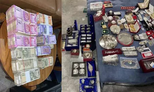 ജിഎസ്ടി ഉദ്യോഗസ്ഥന്റെ വീട്ടില് നിന്ന് 42 ലക്ഷം രൂപ കണ്ടെത്തി ജിഎസ്ടി ഉദ്യോഗസ്ഥന്റെ വീട്ടില് നിന്ന് 42 ലക്ഷം രൂപ കണ്ടെത്തി