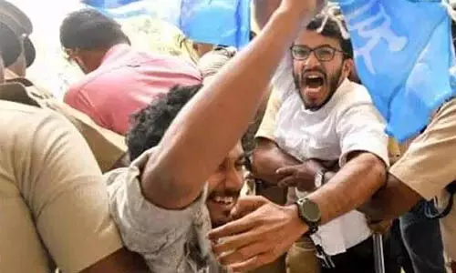 ചിന്തയുടെ പിഎച്ച്ഡി റദ്ദാക്കണമെന്നാവശ്യപ്പെട്ട് കെഎസ്യു പ്രതിഷേധം ചിന്തയുടെ പിഎച്ച്ഡി റദ്ദാക്കണമെന്നാവശ്യപ്പെട്ട് കെഎസ്യു പ്രതിഷേധം