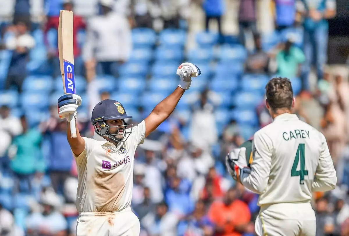 നാഗ്പൂര് ടെസ്റ്റ്; മൂന്ന് ഫോര്മാറ്റിലും സെഞ്ചുറി നേട്ടവുമായി രോഹിത്ത് ശര്മ്മ നാഗ്പൂര് ടെസ്റ്റ്; മൂന്ന് ഫോര്മാറ്റിലും സെഞ്ചുറി നേട്ടവുമായി രോഹിത്ത് ശര്മ്മ