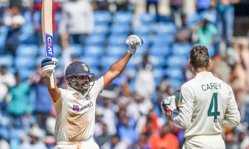 നാഗ്പൂര് ടെസ്റ്റ്; മൂന്ന് ഫോര്മാറ്റിലും സെഞ്ചുറി നേട്ടവുമായി രോഹിത്ത് ശര്മ്മ നാഗ്പൂര് ടെസ്റ്റ്; മൂന്ന് ഫോര്മാറ്റിലും സെഞ്ചുറി നേട്ടവുമായി രോഹിത്ത് ശര്മ്മ