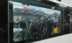 തെലങ്കാനയില് വന്ദേ ഭാരത് എക്സ്പ്രസ് ട്രെയിനിന് നേരേ കല്ലേറ് തെലങ്കാനയില് വന്ദേ ഭാരത് എക്സ്പ്രസ് ട്രെയിനിന് നേരേ കല്ലേറ്