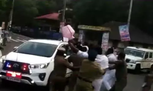 മന്ത്രി റോഷി അഗസ്റ്റിന് നേരേ യൂത്ത് കോണ്‍ഗ്രസിന്റെ കരിങ്കൊടി പ്രതിഷേധം