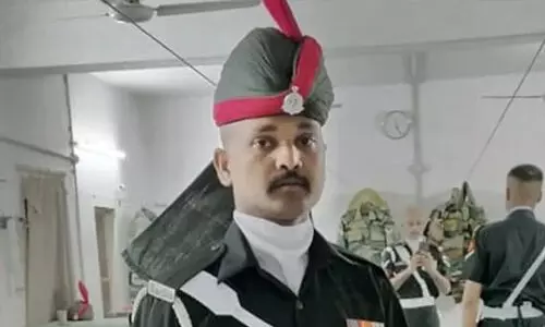 ഡിഎംകെ നേതാവിന്റെ മര്ദ്ദനത്തില് ജവാന് കൊല്ലപ്പെട്ട സംഭവം; നീതി വേണമെന്ന് കുടുംബം ഡിഎംകെ നേതാവിന്റെ മര്ദ്ദനത്തില് ജവാന് കൊല്ലപ്പെട്ട സംഭവം; നീതി വേണമെന്ന് കുടുംബം