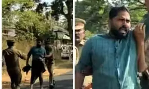 മുഖ്യമന്ത്രിക്ക് നേരെ പാലക്കാട് യൂത്ത് കോണ്ഗ്രസിന്റെ കരിങ്കൊടി മുഖ്യമന്ത്രിക്ക് നേരെ പാലക്കാട് യൂത്ത് കോണ്ഗ്രസിന്റെ കരിങ്കൊടി