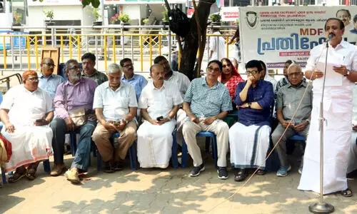 കരിപ്പൂരില്നിന്ന് ഗള്ഫ്, ഡല്ഹി എയര് ഇന്ത്യ സര്വീസുകള് നിര്ത്തിവയ്ക്കാനുള്ള തീരുമാനം പുനപ്പരിശോധിക്കണം: എം കെ രാഘവന് എംപി കരിപ്പൂരില്നിന്ന് ഗള്ഫ്, ഡല്ഹി എയര് ഇന്ത്യ സര്വീസുകള് നിര്ത്തിവയ്ക്കാനുള്ള തീരുമാനം പുനപ്പരിശോധിക്കണം: എം കെ രാഘവന് എംപി